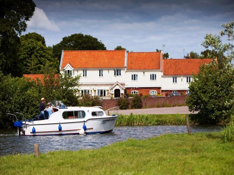 Wayford Bridge Inn Hotel Сталъм Екстериор снимка